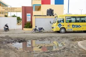 El municipio de Quisqueya clama por ayuda mientras estudiantes se enlodan y el mercado se deteriora