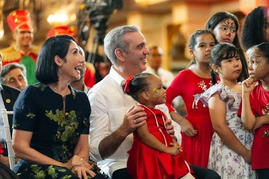 La vicepresidenta y la primera dama encienden el árbol de Navidad en el Palacio Nacional
