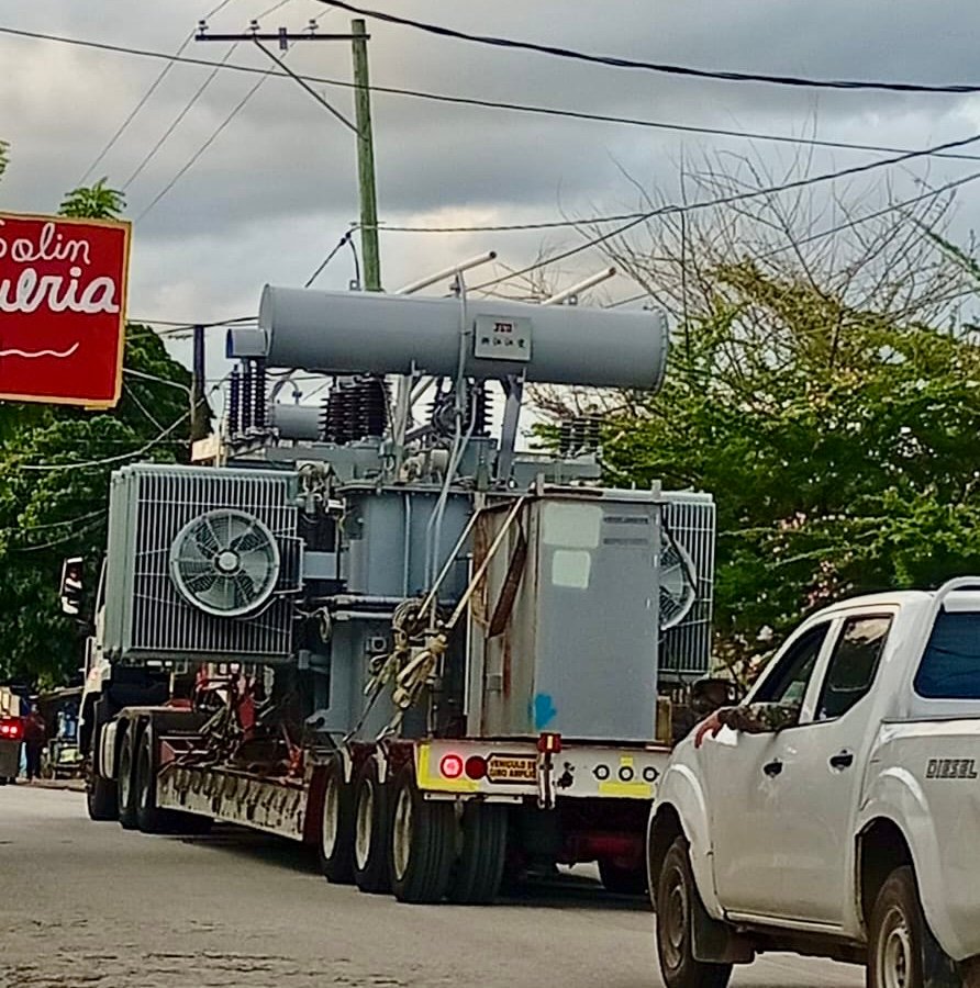 Edeeste traslada transformador de potencia hacia Miches y aclara incidente que involucró al síndico de Nisibón durante operativo técnico 