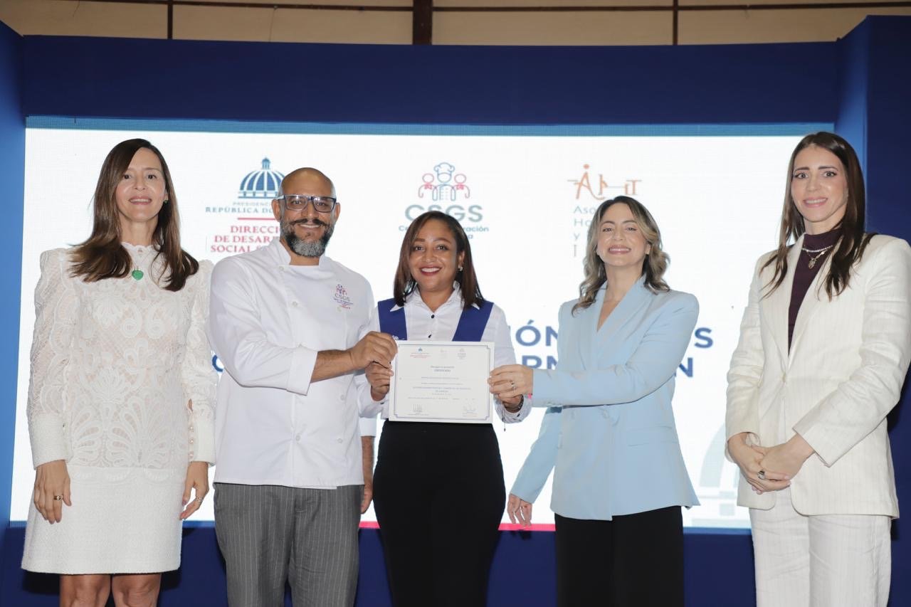 Desarrollo Social Supérate gradúa 300 estudiantes del Centro de Superación Gastronómica de Boca Chica