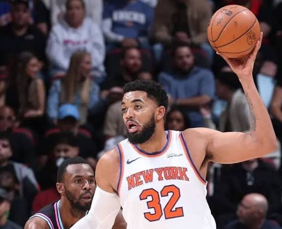 Towns logra un doble-doble y los Knicks se mantienen con vida en la Copa NBA