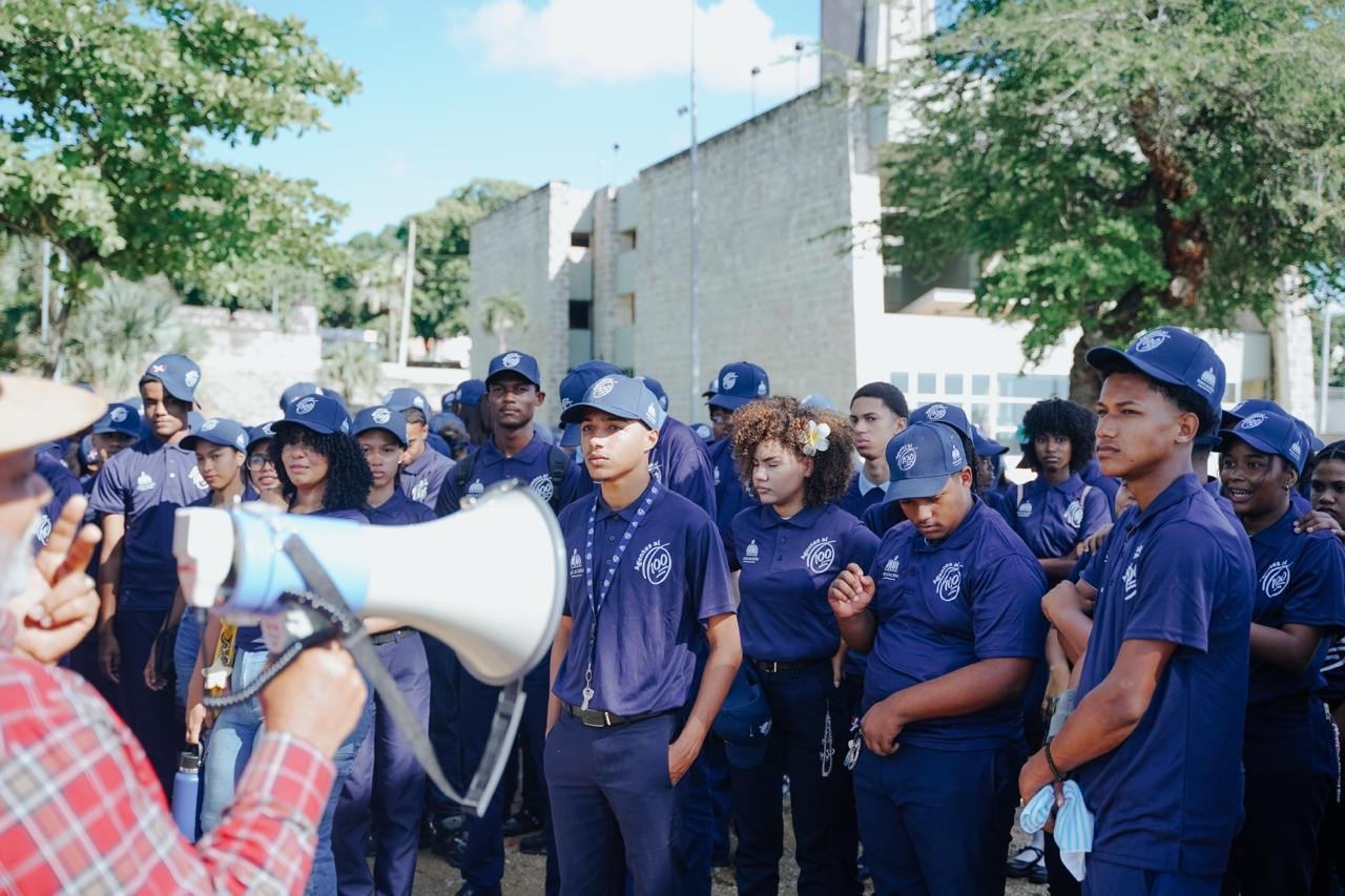 Ministerio de Educación detalla el funcionamiento de Agentes al 100, el voluntariado estudiantil que convierte los valores en acción 