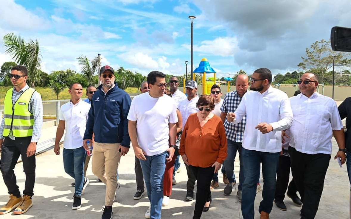 Ministro Collado supervisa trabajos en la plaza cultural seibana y anuncia será entregada en diciembre
