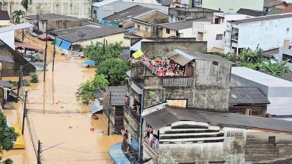 Inundaciones en Asia dejan más de mil muertos