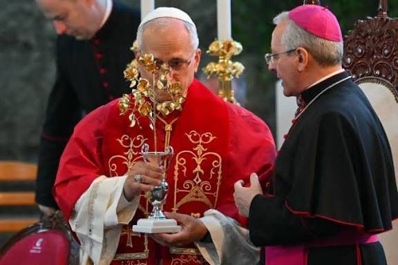 El papa ora por la paz en su visita a Líbano
