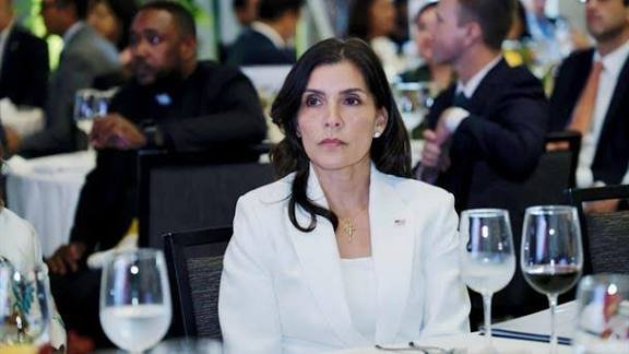 Un giro en el enfoque: señales políticas y económicas en el discurso de la embajadora Campos