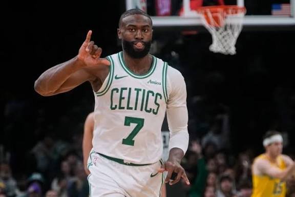 Sin Doncic ni LeBron, los Lakers se derriten ante sus archirrivales Celtics