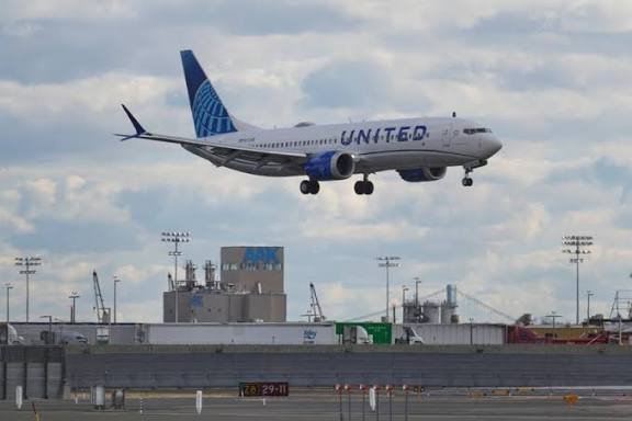 Aerolíneas bajo investigación por no acatar reducción de vuelos impuesta durante el shutdown