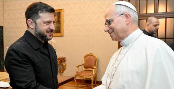 El papa expresa a Zelenski su "urgente deseo" de que el diálogo lleve a una paz justa