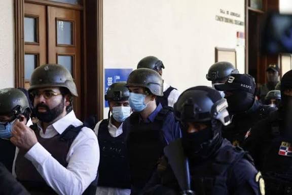 Los imputados por el fraude en Senasa llegan al tribunal con los rostros cubiertos