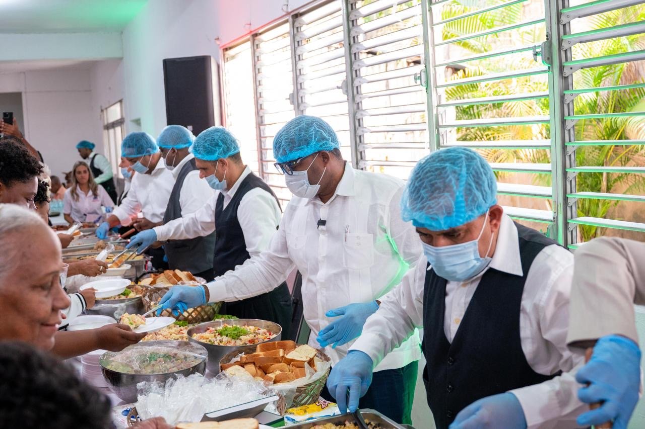Propeep inicia almuerzos navideños con familias con niños autistas y discapacidad 