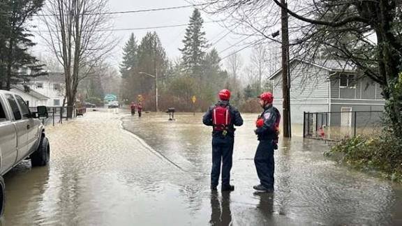Más de 75,000 personas en alerta de evacuación por lluvias en el estado de Washington