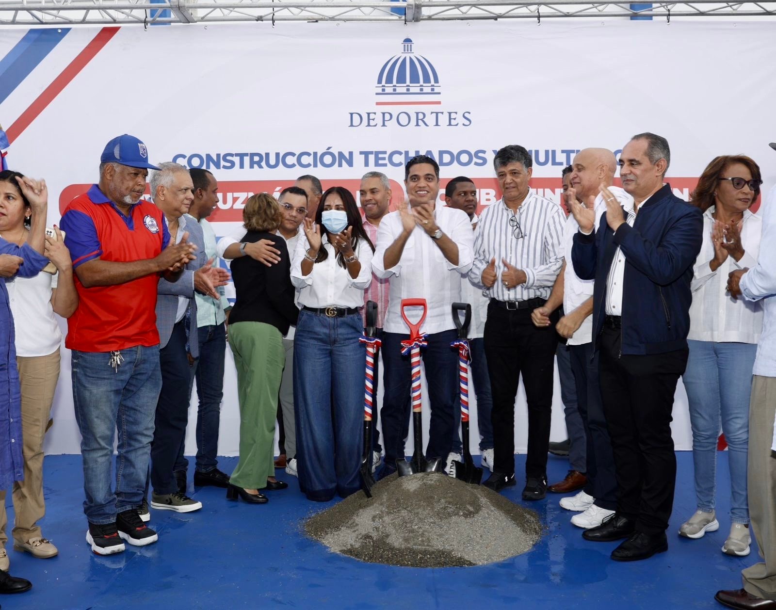 Ministro Kelvin Cruz inicia trabajos en dos techados en SDO con inversión de 49 millones