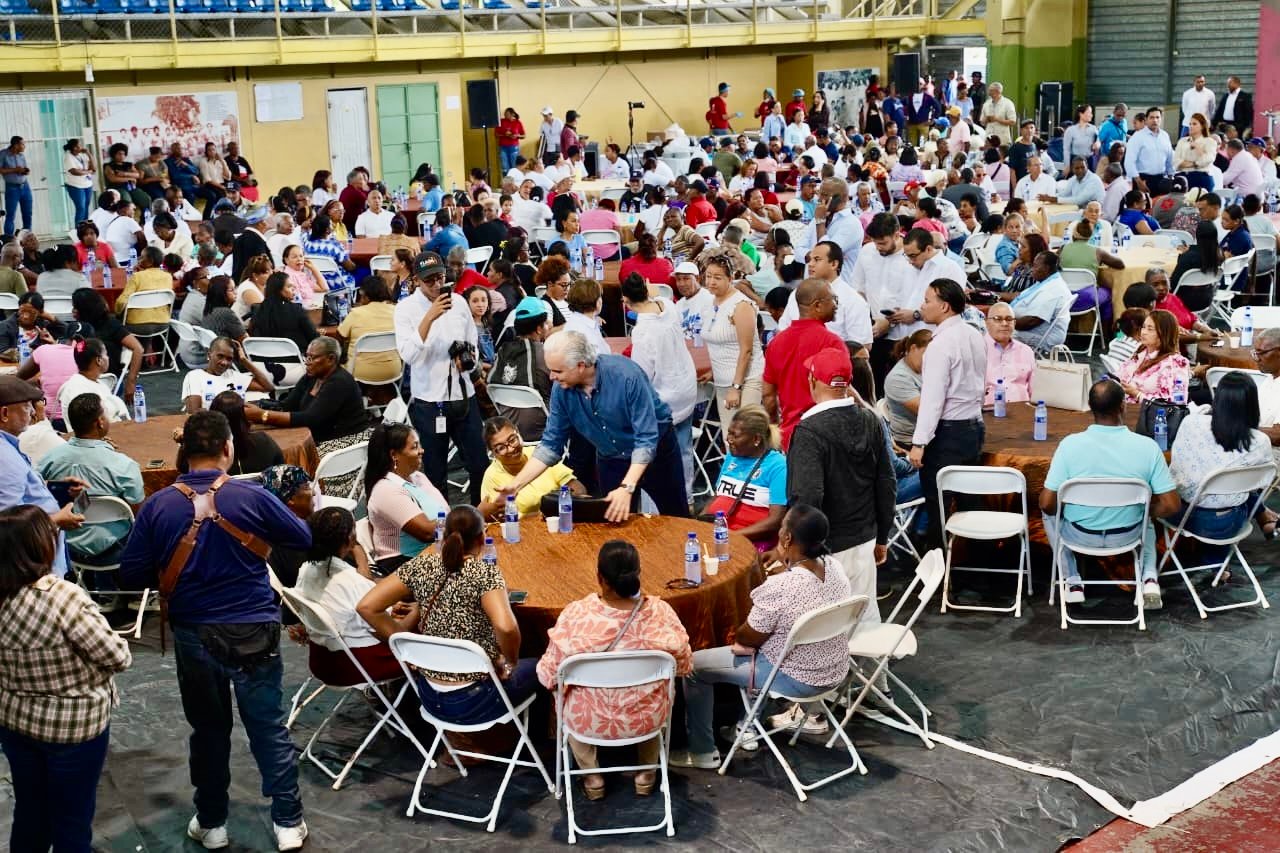 Luis Miguel De Camps acude en representación del presidente Abinader a almuerzo navideño con comunitarios de Peravia 