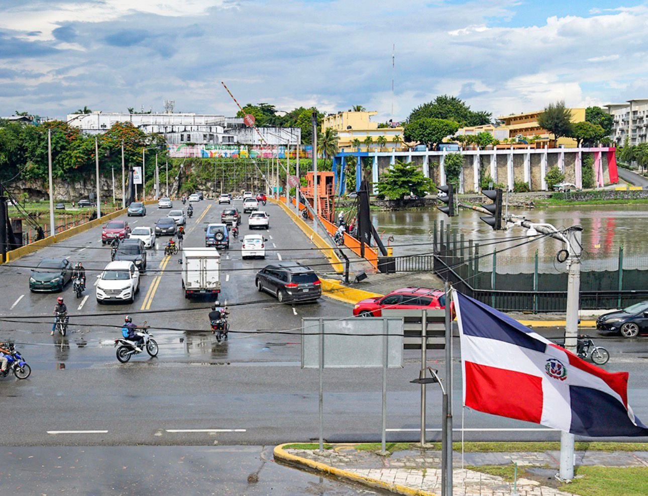 MOPC anuncia cierre programado del puente flotante por tránsito de embarcación 