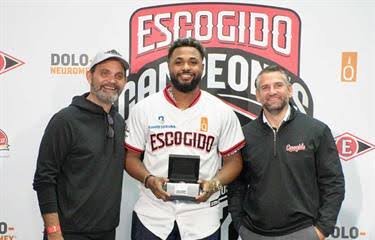 Junior Caminero recibe junto a sus compañeros, los anillos del campeonato 2024-25