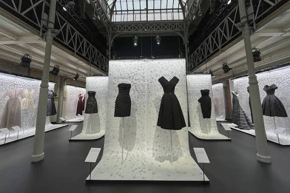 La fascinación de Alaïa por Dior completa una doble muestra en París con piezas inéditas