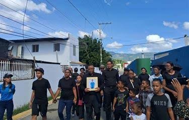 Familiares de adolescente muerto por compañero en Santiago realizan vigilia para exigir justicia