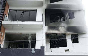 Residentes en edificio afectado por explosión en Villa Marina regresan por sus pertenencias