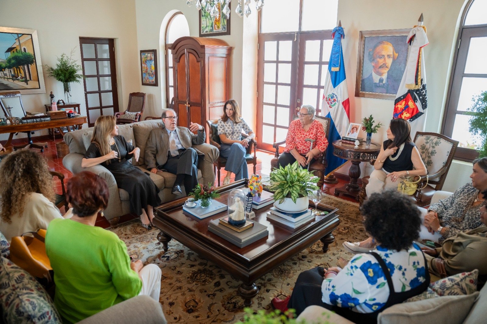 INICIA y la Alcaldía del DN inauguran exhibición del libro “Retrato de Mujer” en el Parque Colón