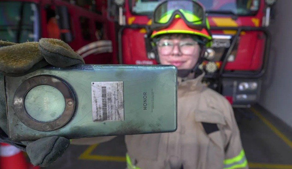 Dispositivo HONOR Magic 5 Lite de bombera en Chile sobrevive a incendio forestal