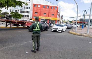 Bajo el sol o la lluvia: así transcurre el día a día de los agentes del tránsito