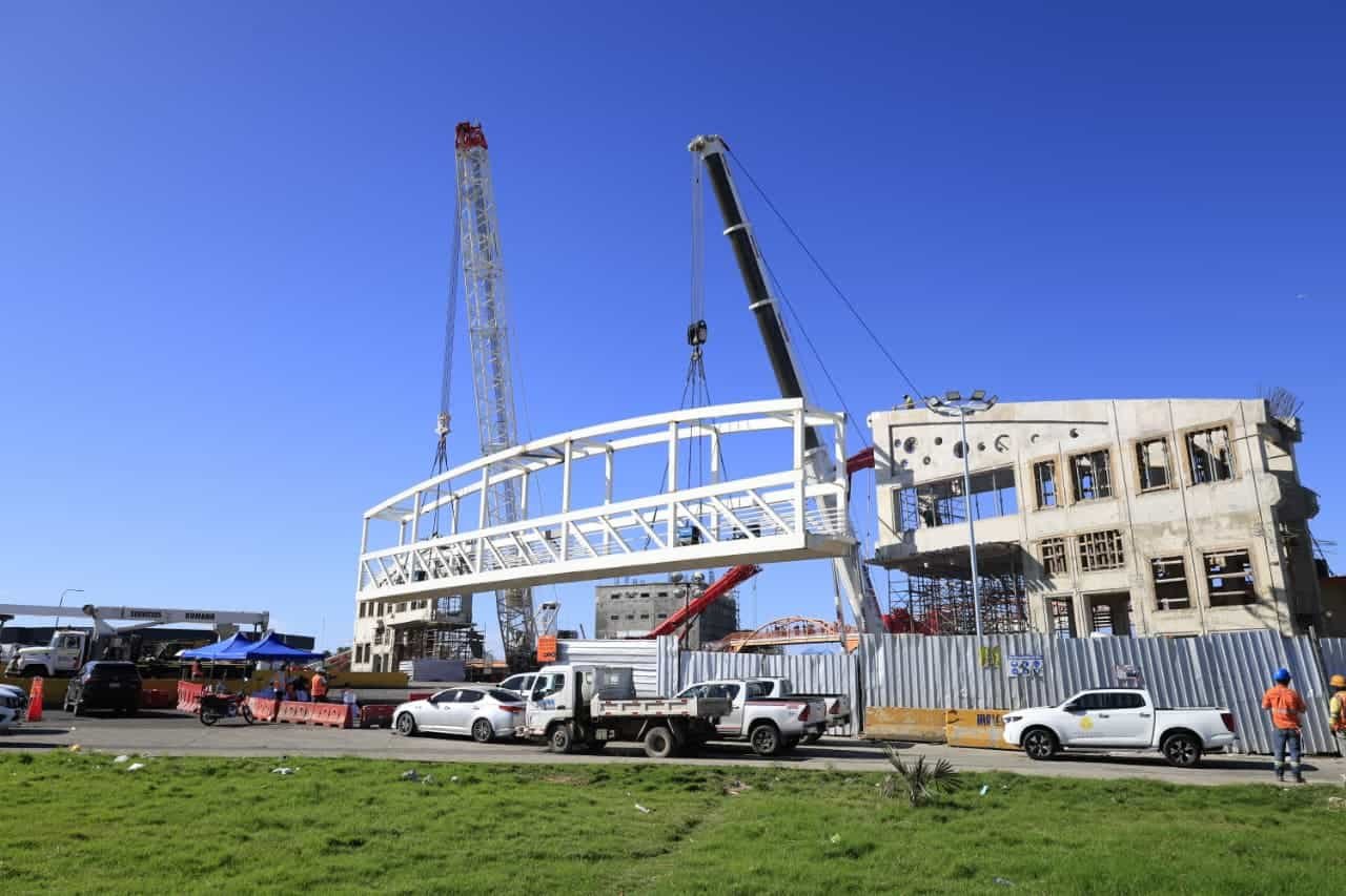 Congestión en el kilómetro 9 de la autopista Duarte por trabajos del nuevo puente peatonal