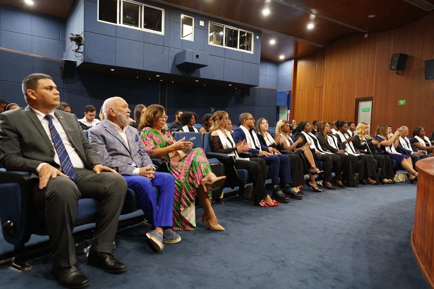 ICOPER reconoce trayectoria del comunicador Jochy Santos en su VI Graduación 
