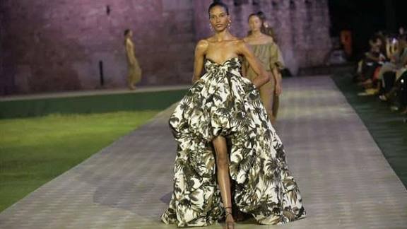 Pintados a mano: el proceso detrás de los estampados de la nueva colección de Oscar de la Renta