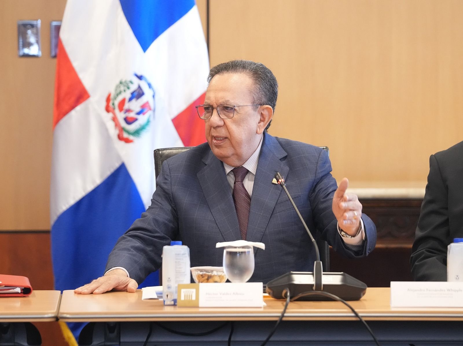 Valdez Albizu se reúne con presidentes de los bancos múltiples para pasar balance al desempeño del sector financiero