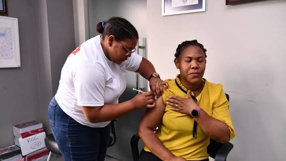 La vacunación contra la influenza enfrenta barreras pese a su disponibilidad en el país