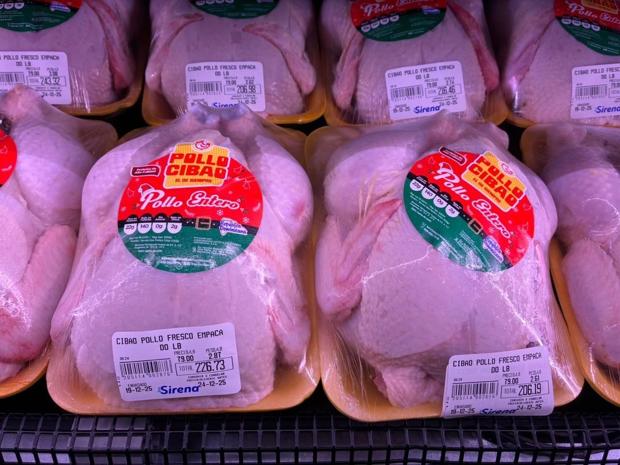 El precio del pollo se sitúa en RD$79 la libra en supermercados durante la temporada navideña