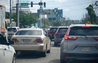 Aumenta flujo vehicular en Santiago horas antes de la Nochebuena