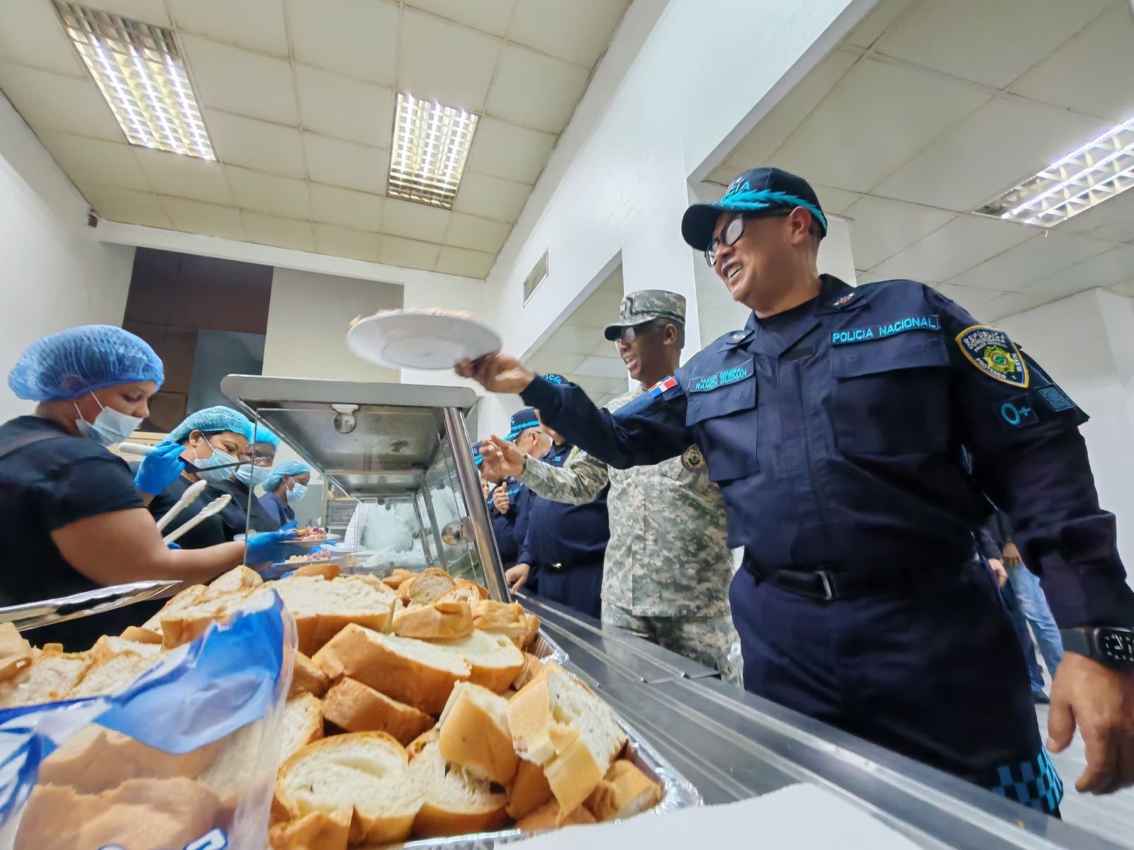 Director general de la PN y comandante general de la ARD encabezan tradicional cena de Nochebuena con agentes policiales en el Palacio Institucional 