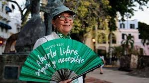 Una ola feminista rechaza una nueva ley que pone en jaque el aborto en Puerto Rico