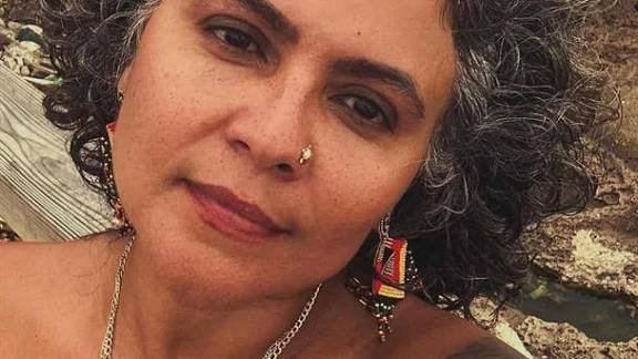Imponen presentación periódica a mujer arrestada al llegar al país por versión lésbica del himno