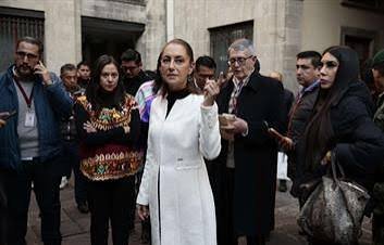 Así evacuó Sheinbaum el Palacio Nacional tras alerta sísmica durante conferencia de prensa