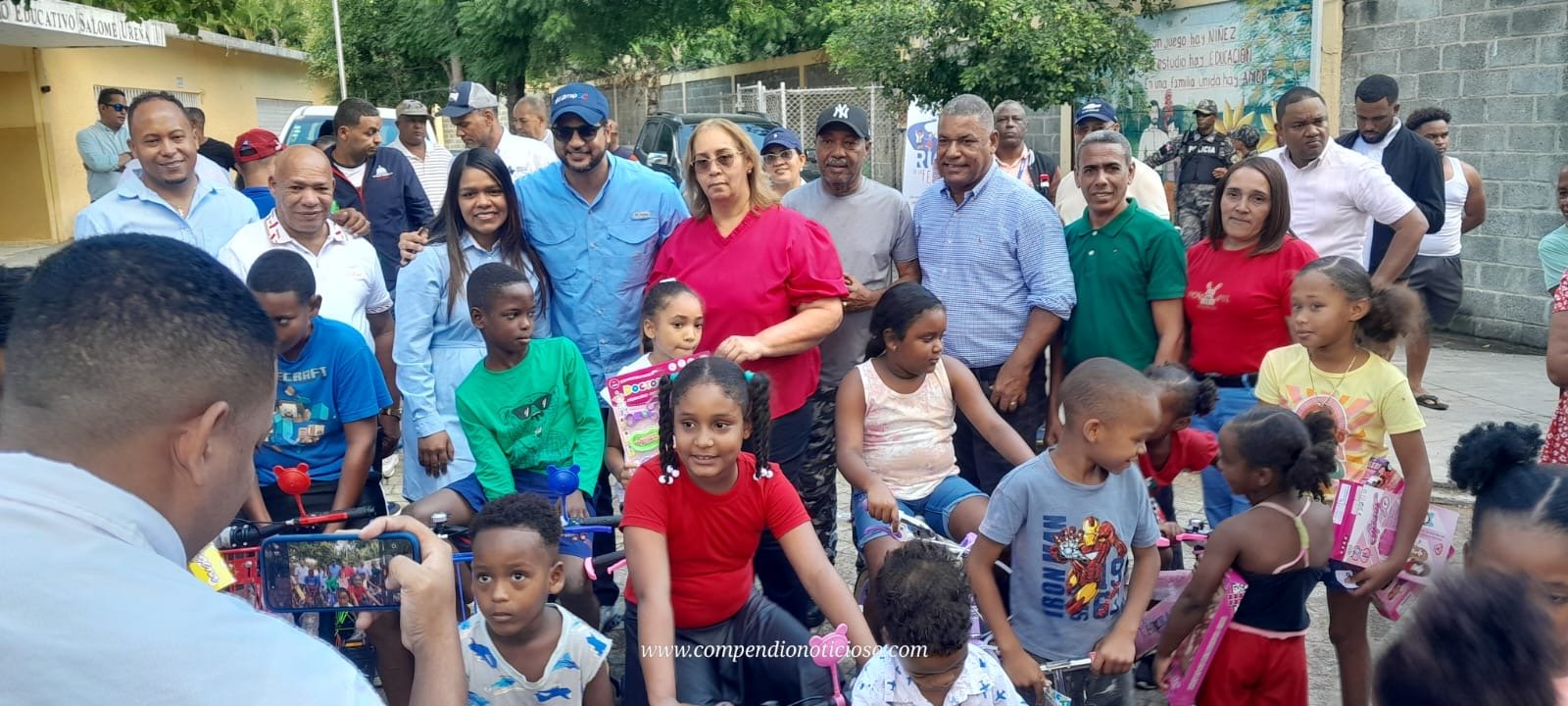 San Cristóbal vive una fiesta infantil con la entrega de juguetes del senador Gustavo Lara