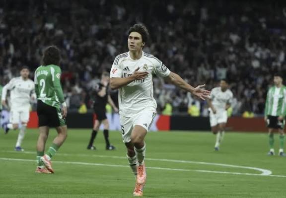 Con triplete de Gonzalo García, el Real Madrid goleó al Betis
