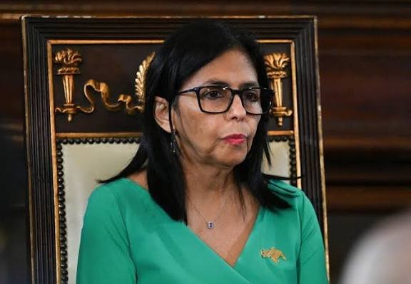 Delcy Rodríguez asume en Venezuela, ordena estado de excepción y arrestos