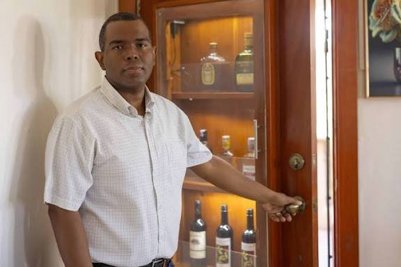 El ingeniero que patentó una puerta con vinera para optimizar espacios reducidos