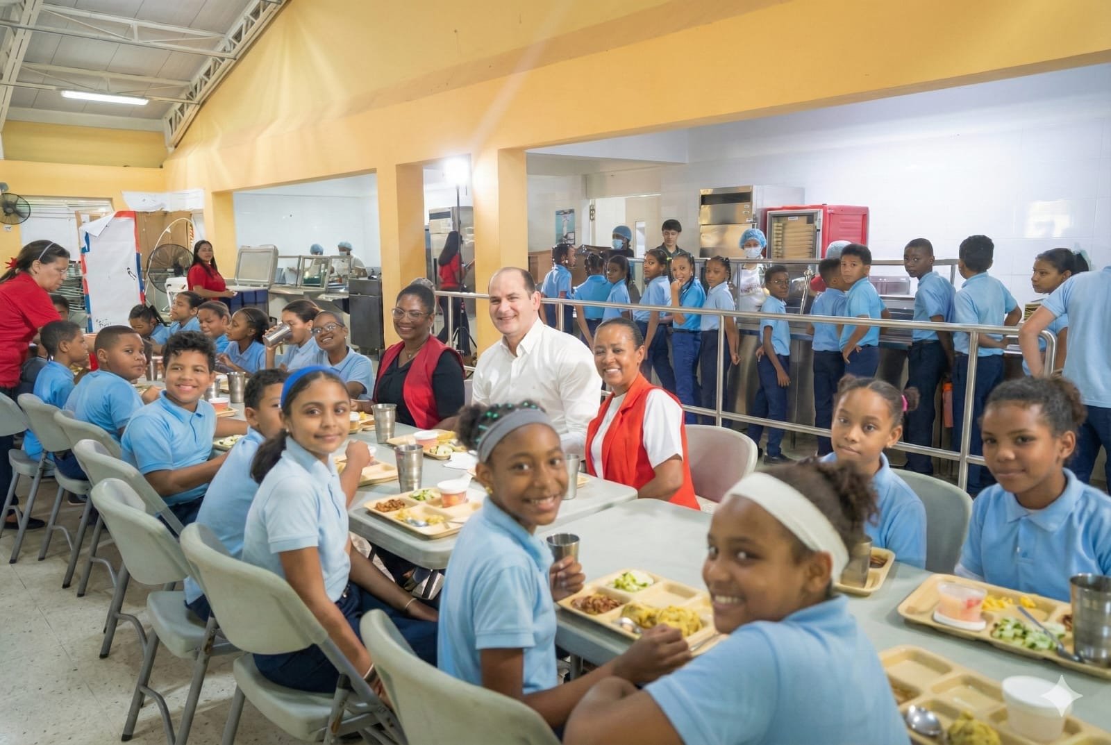 INABIE supera los 1,000 millones de raciones alimenticias y brinda atención en salud a más de 311,000 estudiantes en 2025
