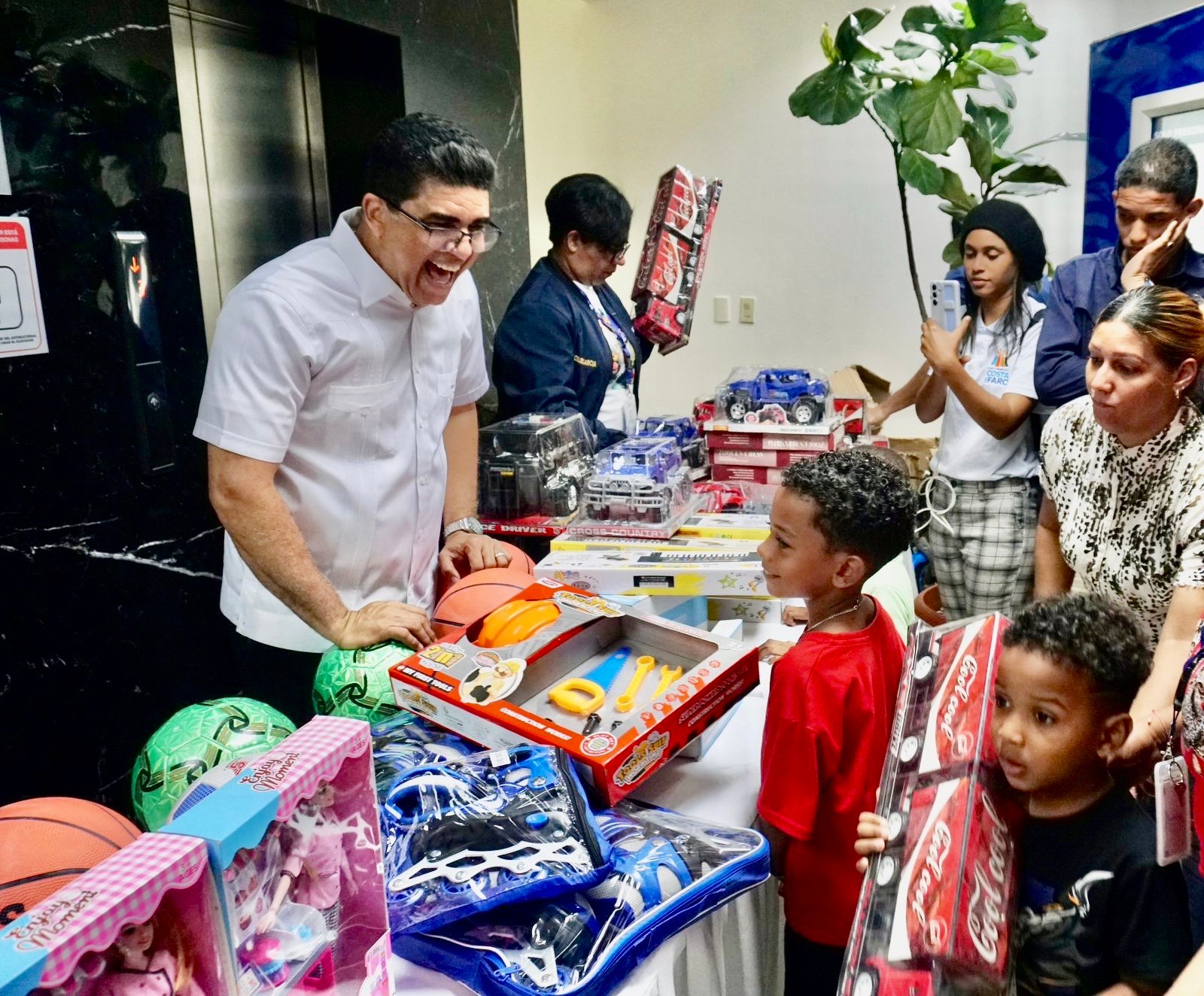 Alcaldía SDE lleva alegría a cientos de niños con entrega de juguetes en celebración del Día de los Santos Reyes