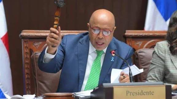 Pacheco denuncia cancelaciones en la DGII; dice benefician a "arribistas" y golpea la base del PRM