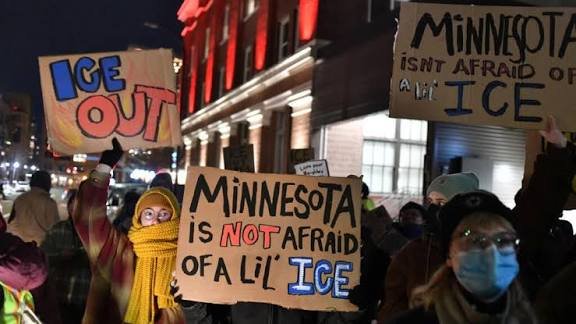 Mineápolis pide que funcionarios estatales investiguen muerte de mujer a manos del ICE