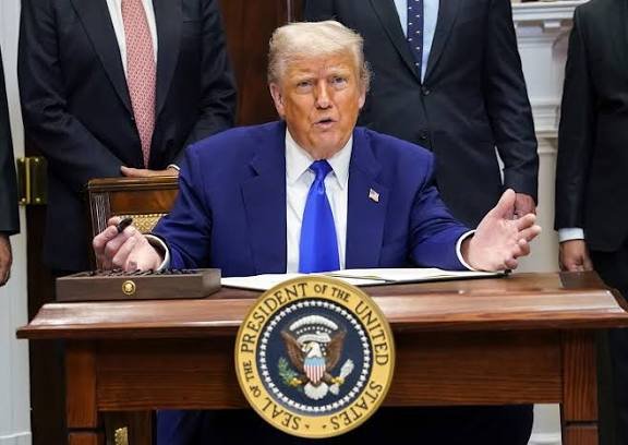 Trump hace señales obscenas a un trabajador de Ford que le gritó: "protector de pedófilos"