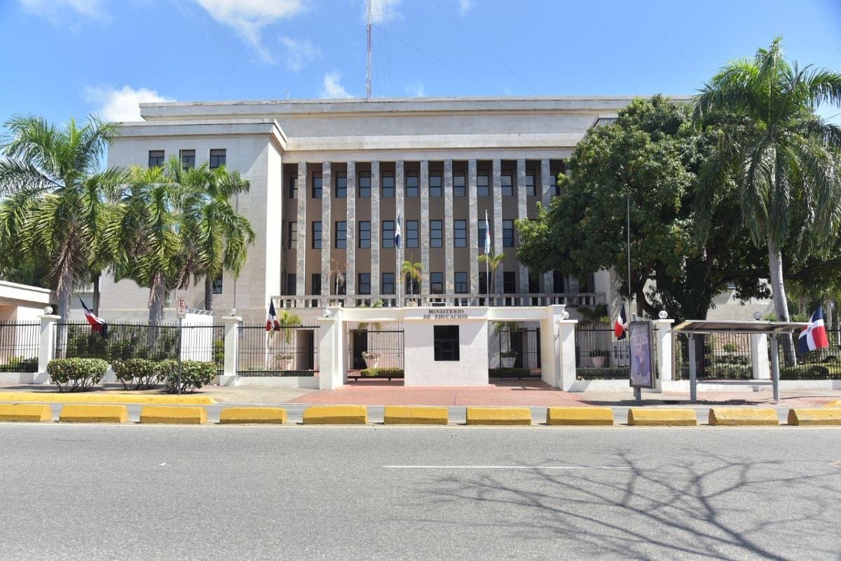Ministerio de Educación toma acciones contra implicados en fumigación con pesticidas que afectó la docencia en  provincia Duarte 