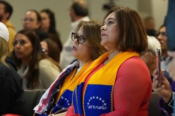 Exiliados venezolanos y cubanos en Miami oran por la libertad de sus países