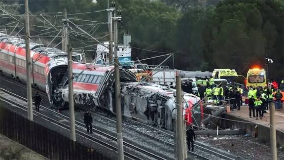 Se elevan a 39 los muertos en el accidente de tren en España