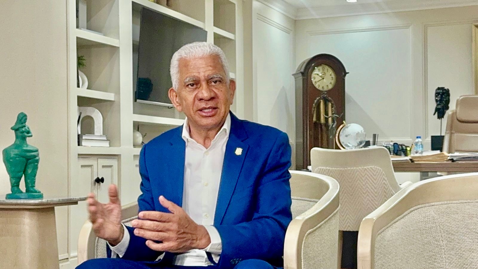 Ricardo de los Santos defiende a Abinader, resalta crecimiento económico y transparencia y rechaza pronunciamientos de Danilo Medina